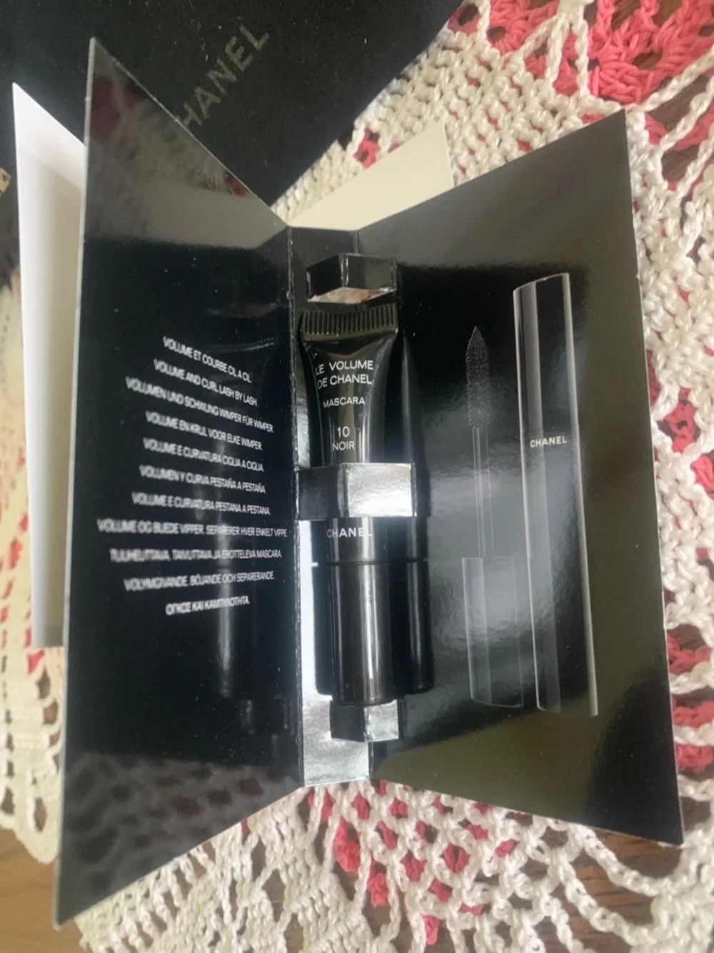 CHANEL Black Velvet Drawstring Pouch with N°5 and Le Volume Sample Cards 620